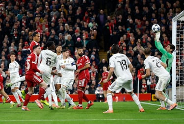 Thibaut Courtois desvía conb las manos el remate de cabeza de Virgin Van Dijk.