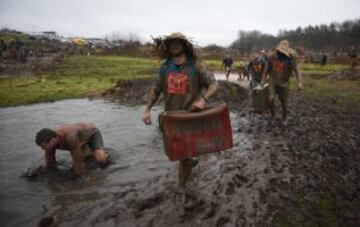 La carrera Tough Guy, se celebra desde 1987 en Inglaterra y desafía a sus participantes a recorrer 15km llenos de los obstáculos, donde hasta los más expertos se quedan en el camino. 