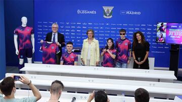 21/06/23 PRESENTACION TERCERA EQUIPACION DEL LEGANES CON
JEFF LUHNOW PRESIDENTE LEGANES
MONICA RODRIGUEZ DE FEDER
MONICA DE ARCO DIRECTORA MARKETING JOMA