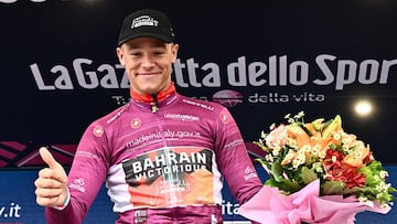 El ciclista italiano Jonathan Milan posa con la maglia ciclamino durante el Giro de Italia 2023.