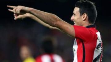 Aritz Aduriz celebra un gol.