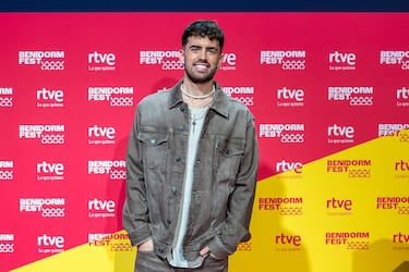 
La actuación más íntima de la semifinal: una balada en blanco y negro, minimalista y centrada en la expresividad. RTVE destaca la búsqueda de emoción pura sin artificios.