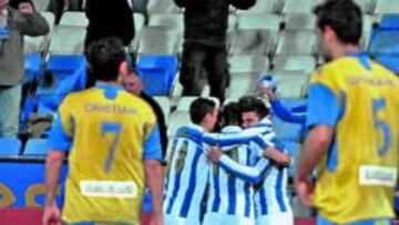 <b>CARENCIAS. </b>Los jugadores del Recre celebran el gol del triunfo ante el Cádiz, obra de Álvaro Antón.