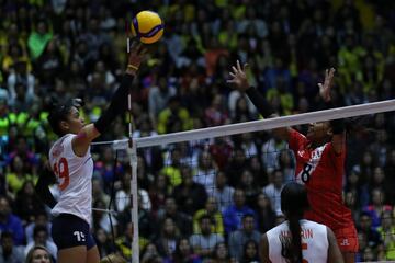 La Selección Colombia de Voleibol Femenino venció en sets corridos a Perú en el Coliseo El Salitre y definirá el cupo a los Juegos Olímpicos Tokio 2020 frente a Argentina.