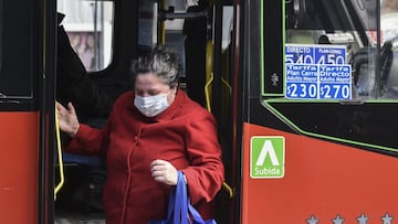 Archivo - Una mujer con mascarilla baja de un autob&uacute;s en Vi&ntilde;a del Mar