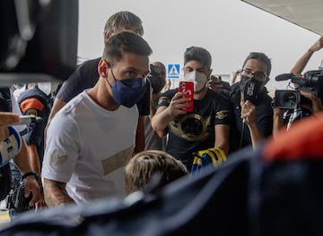 Messi y su familia llegando al aeropuerto de Barcelona. 