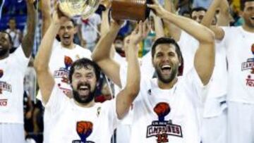 Lllull y Reyes, con el trofeo de la Liga Endesa.