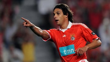 Nuno Gomes, en un partido con el Benfica.