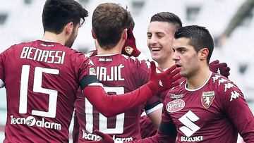 Falqu&eacute;, felicitado por sus compa&ntilde;eros del Torino tras marcarle al Atalanta.