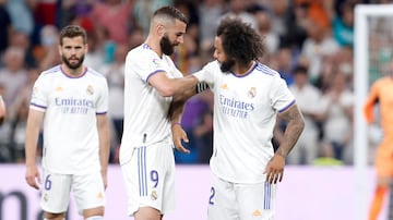 Marcelo entrega el brazalete de capitán a Benzema en el último partido jugado en el Bernabéu la temporada pasada: en Liga contra el Betis.