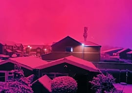 Adiós al misterio del cielo rosa en Inglaterra: el fenómeno que se hizo viral en plena nevada tiene una explicación muy simple