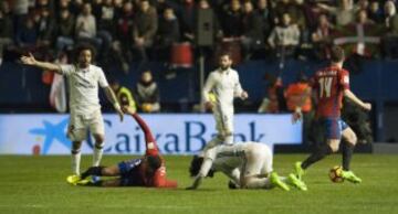 Tano se fracturó tibia y peroné al chocar fortuitamente con Isco en el partido Osasuna-Real Madrid.