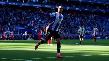 BARCELONA, SPAIN - NOVEMBER 06: Raul De Tomas of RCD Espanyol celebrates after scoring his team&#039;s second goal during the La Liga Santander match between RCD Espanyol and Granada CF at RCDE Stadium on November 06, 2021 in Barcelona, Spain. (Photo by A