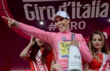 Alberto Contador se viste la maglia rosa de líder en la etapa 5 del Giro entre La Spezia y Abetone.