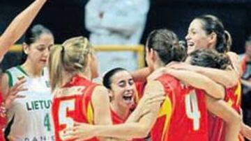 <b>EUFORIA. </b>Las jugadoras españolas festejan el pase a cuartos.