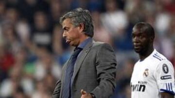 GESTICULANDO. Mourinho da órdenes a sus jugadores ante la mirada de Lass