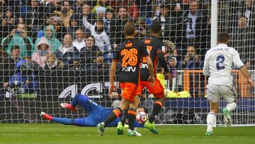 GRA302. MADRID, 06/06/2016.- El portero brasileño del Valencia Diego Alvés (i) para el penalti lanzado por el portugués Cristiano Ronaldo durante el partido correspondiente a la trigésimo quinta jornada de LaLiga Santander disputado hoy en el estadio Santiago Bernabéu. EFE/J.P.GANDUL