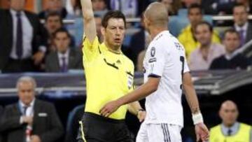 <b>PERPLEJO. </b>Pepe mira sorprendido al recibir la roja de Stark.