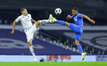 Celso Ortiz, de Monterrey, y Víctor Yotun, de Cruz Azul, disputan un balón con los tacos por delante durante un partido de la Liga MX en el Estadio Azteca de Ciudad de México. La acción parece más propia de un combate de artes marciales que de un encuentro de fútbol, por lo que el árbitro debió de pitar juego peligroso, pero... ¿de quién?