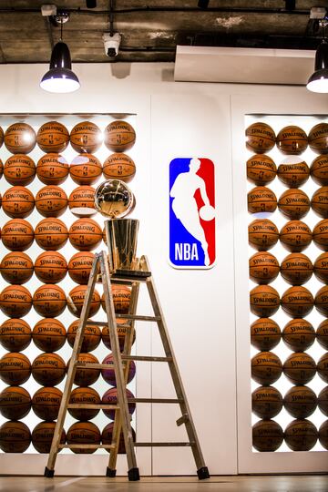 El trofeo Larry O'Brien de la NBA, en las oficinas de NBA Spain.