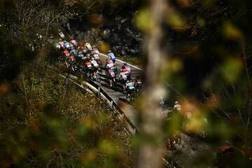 El pelotón durante el Giro de Lombardia.