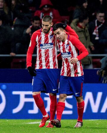  El delantero argentino del Atlético de Madrid Ángel Correa es felicitado por Carrasco tras marcar ante el Valencia