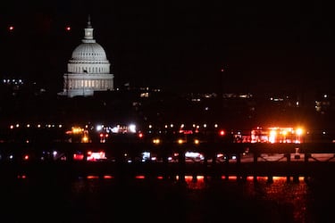 Vehículos de emergencia en el Aeropuerto Nacional Ronald Reagan de Washington.