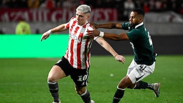 Estudiantes de La Plata's forward Benjamin Rollheiser (L) fights for the ball with Goias' forward Anderson Oliveira during the Copa Sudamericana round of 16 first leg football match between Argentina's Estudiantes de la Plata and Brazil's Goias at the Jorge Luis Hirschi stadium in La Plata, Argentina, on August 2, 2023. (Photo by Luis ROBAYO / AFP)
