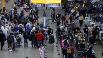 Passengers gather at Sao Paulo International Airport amid the outbreak of the coronavirus disease (COVID-19) and after Omicron has become the dominant coronavirus variant in the country, in Guarulhos, Brazil January 12, 2022. REUTERS/Roosevelt Cassio