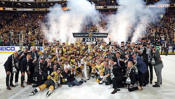 La plantilla de los Vegas Golden Knights posan con la Stanley Cup como campeones de la NFL después de derrotar a los Florida Panthers en el quinto partido de la final.