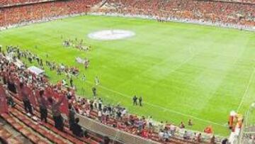 <b>AMBIENTAZO.</b> El Sevilla vivió ayer su primer partido en casa tras celebrar el Centenario.