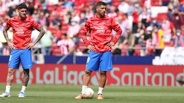 Luis Su&aacute;rez y De Paul, durante el calentamiento del partido ante el Espanyol.