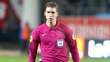 Referee FranxE7ois Letexier walks during the French L1 football match between Troyes and Amiens, on December 16, 2017 at the Aube Stadium in Troyes.  / AFP PHOTO / FRANCOIS NASCIMBENI