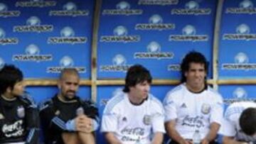 El Kun, junto a Verón y Messi.