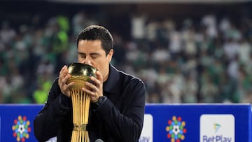 TOPSHOT - Nacional's Mexican head coach Efrain Juarez kisses the trophy after winning the Colombian League second leg football final match between Atletico Nacional and Deportes Tolima at the Atanasio Girardot Stadium in Medellin, Colombia on December 22, 2024. (Photo by JAIME SALDARRIAGA / AFP) (Photo by JAIME SALDARRIAGA/AFP via Getty Images)