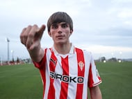 03-02-26. ANDRÉS CUENCA, CON SU NUEVA CAMISETA DEL SPORTING.