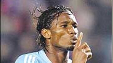 <b>CARÁCTER</b>. Drogba hace callar a la afi ción del Lille tras marcar un gol.