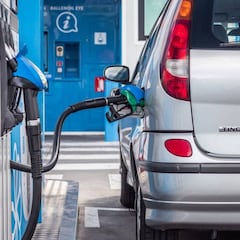 Paga la gasolina, se marcha con la manguera conectada al coche y regresa al lugar con una fuga de decenas de litros