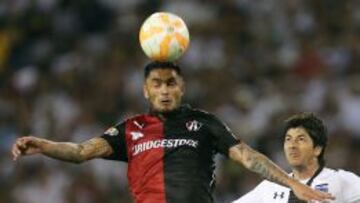 Rodrigo Millar disputa el balón con Jaime Valdés.