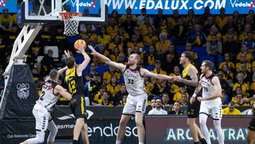 El pívot del Surne Bilbao Basket Tryggvi Hlinason y el ala-pívot del La Laguna Tenerife Aaron Doornekamp durante el partido de la jornada 15 de la Liga Endesa.