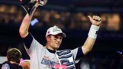 GLENDALE, AZ - FEBRUARY 01: Tom Brady #12 of the New England Patriots celebrates with the Vince Lombardi Trophy after defeating the Seattle Seahawks 28-24 to win Super Bowl XLIX at University of Phoenix Stadium on February 1, 2015 in Glendale, Arizona.   Elsa/Getty Images/AFP
 == FOR NEWSPAPERS, INTERNET, TELCOS &amp; TELEVISION USE ONLY ==
