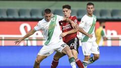 BUENOS AIRES, ARGENTINA - MAY 02:  Alejandro Cabrera of Banfield fights for the ball with Benjamin Rollheiser of River Plate during a match between Banfield and River Plate as part of Copa de la Liga Profesional 2021 at Florencio Sola Stadium on May 2, 20