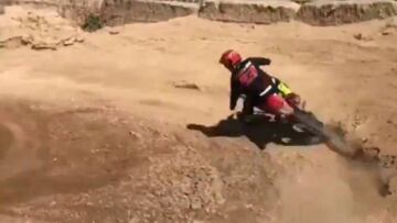 Márquez haciendo motocross.
