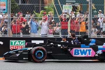 Durante el Gran Premio de Miami 2025, los 20 pilotos de F車rmula 1 desfilaron en r谷plicas a tama?o real de sus monoplazas, construidas con aproximadamente 400.000 piezas de LEGO cada una. Estas versiones el谷ctricas, con neum芍ticos Pirelli reales, alcanzaban hasta 20 km/h y fueron creadas en colaboraci車n con LEGO. El desfile reemplaz車 al tradicional cami車n de presentaci車n, ofreciendo una experiencia m芍s creativa, que gener車 entusiasmo tanto en la pista como entre los espectadores. La iniciativa busca acercar el espect芍culo de la F1 a los fans.