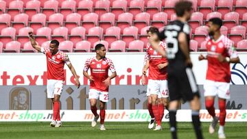 MAINZ, GERMANY - APRIL 24: Robin Quaison of 1.FSV Mainz 05 celebrates after scoring their team's second goal during the Bundesliga match between 1. FSV Mainz 05 and FC Bayern Muenchen at Opel Arena on April 24, 2021 in Mainz, Germany. Sporting stad