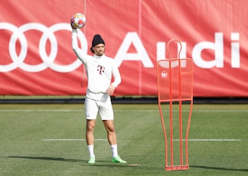 San谷, una de las dudas para el choque de hoy, se entren車 este lunes con el resto de la plantilla del Bayern.