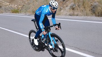 Alejandro Valverde rueda con la nueva bicicleta Canyon con la que competir&aacute; Movistar en 2021.