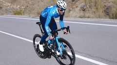 Alejandro Valverde rueda con la nueva bicicleta Canyon con la que competirá Movistar en 2021.