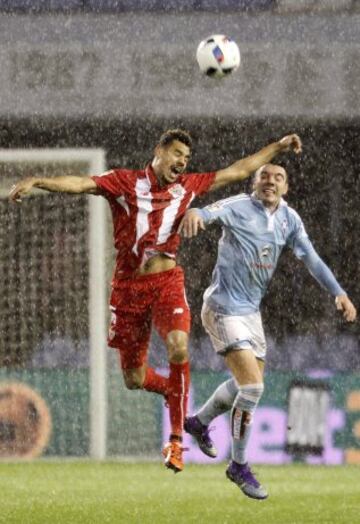 El delantero del Celta de Vigo Iago Aspas, pugna por un balón con el defensa portugués del Sevilla Daniel Carriço, durante el partido de vuelta de la semifinal de la Copa del Rey 