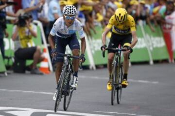 Nairo Quintana llegando a meta seguido del líder, Chris Froome.